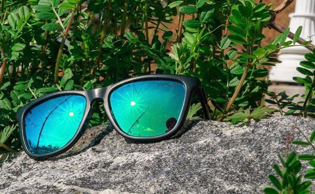 Black sunglasses with green lens sale